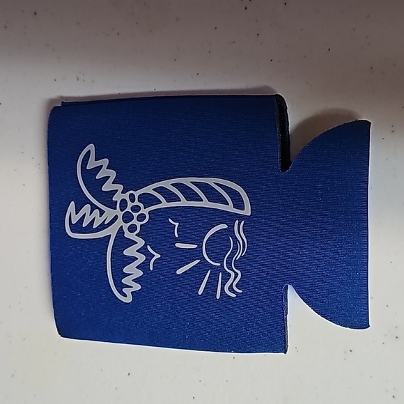 Blue koozie with beach scene - Picture 1 of 3